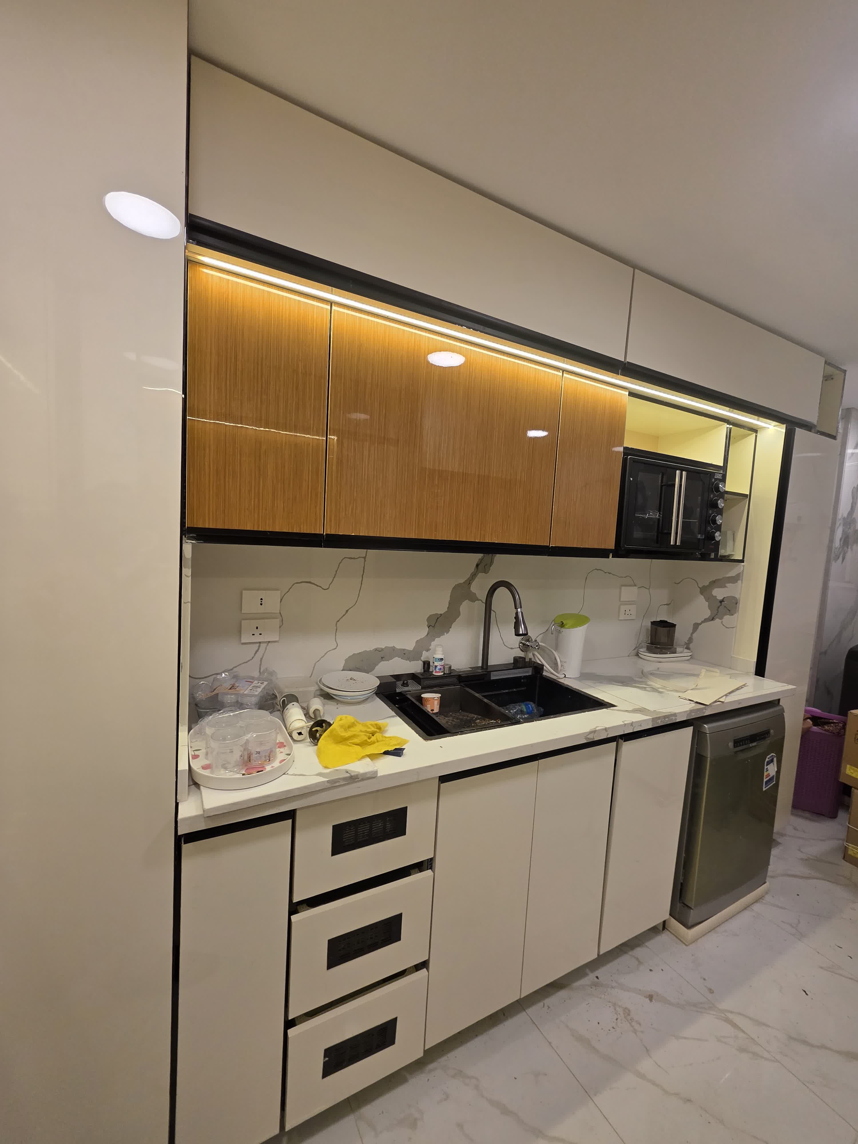 مطبخ جانب حوض المياه - شركة إيليجانت هاوس